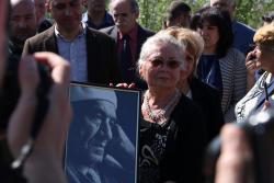 Գուրգեն Յանիկյանի հուղարկավորությունից դրվագ, Եռաբլուր, ԱՍԱԼԱ-ի պանթեոն